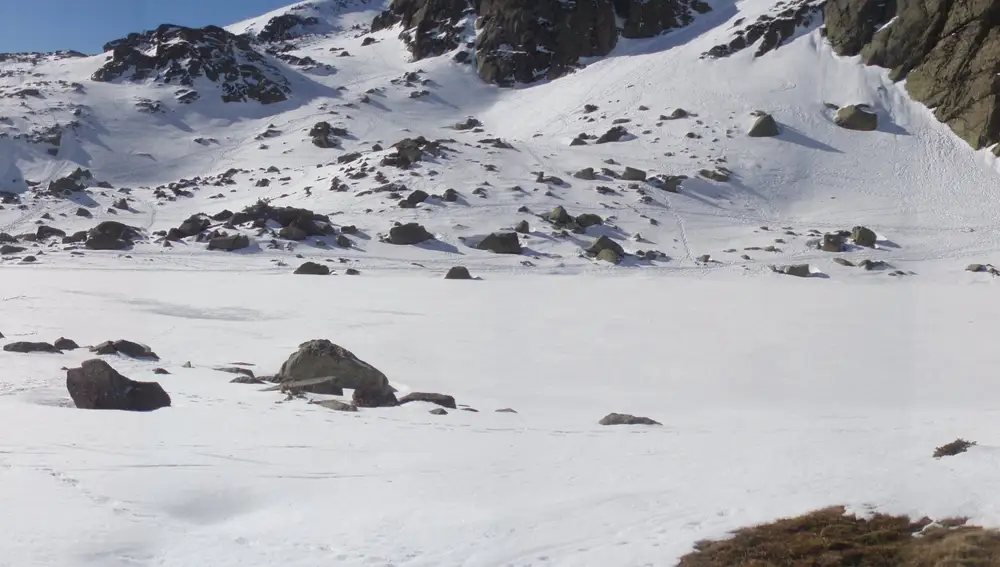 Laguna Grande de Peñalara cubierta de hielo y nieve Laguna Grande de Peñalara cubierta de hielo y nieve