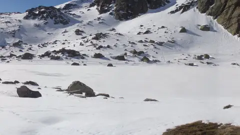 Laguna Grande de Peñalara cubierta de hielo y nieve Laguna Grande de Peñalara cubierta de hielo y nieve