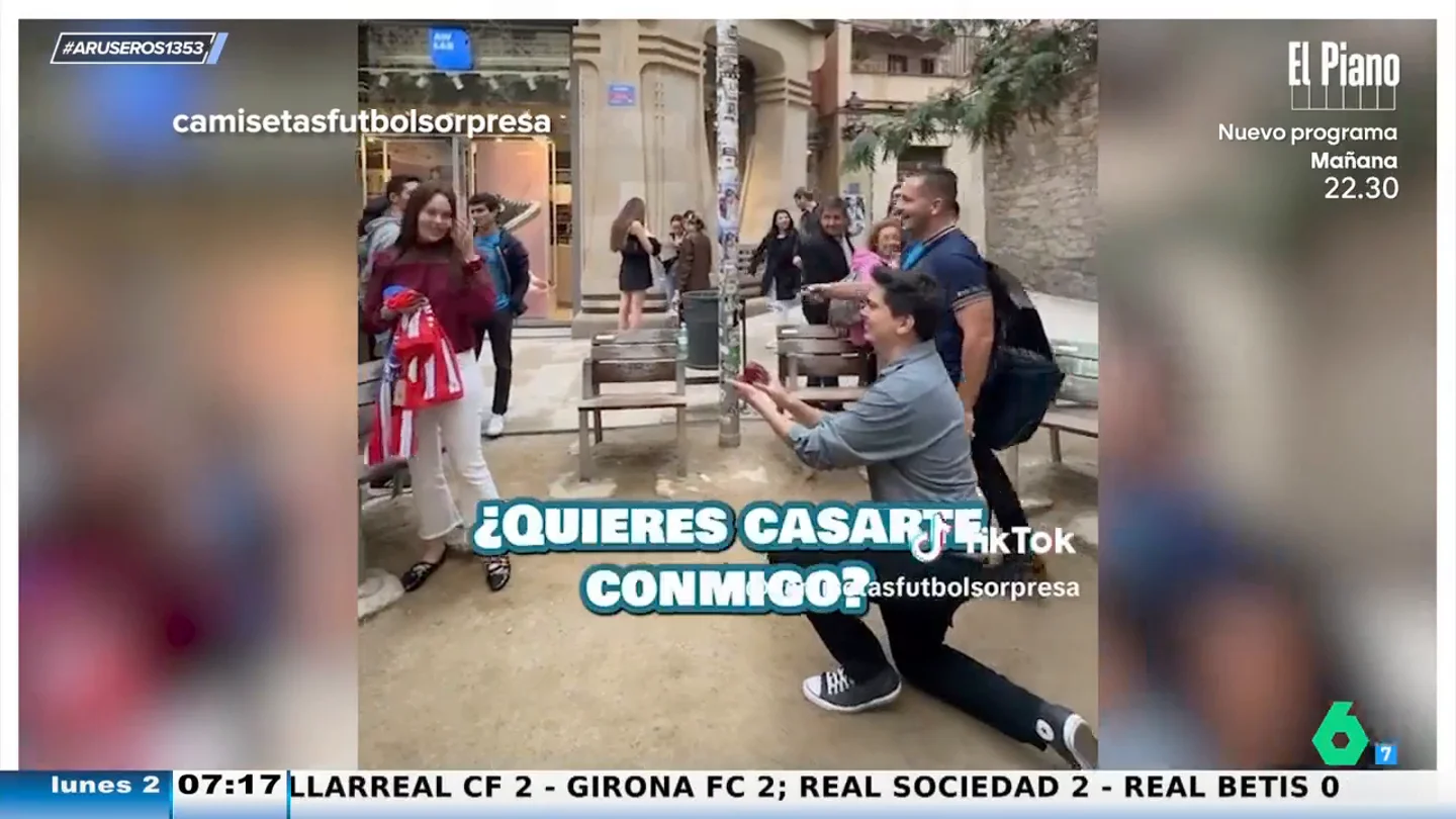 La reacción de una novia a la pedida de matrimonio con una camiseta del Atlético de Madrid: "¿Esto es de verdad?" La reacción de una novia a la pedida de matrimonio con una camiseta del Atlético de Madrid: "¿Esto es de verdad?"