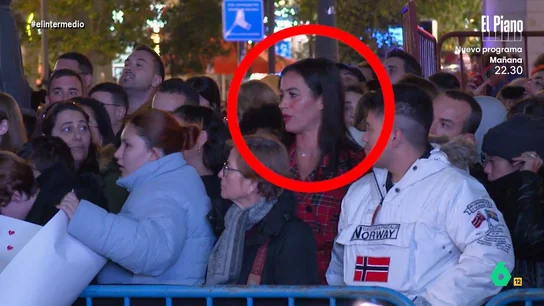 Isma Juárez 'pilla' a Villacís gestionando su entrada al encendido de las luces En el encendido de las luces de Navidad de Madrid, Isma Juárez conversa con algunos de los miles de personas que estuvieron esperando durante horas y 'caza' un curioso momento en el que Begoña Villacís accede al evento.