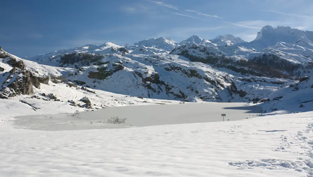 Lago Ercina (Lagos de Covadonga) en invierno Lago Ercina (Lagos de Covadonga) en invierno