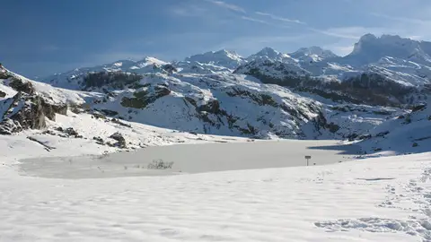 Lago Ercina (Lagos de Covadonga) en invierno Lago Ercina (Lagos de Covadonga) en invierno