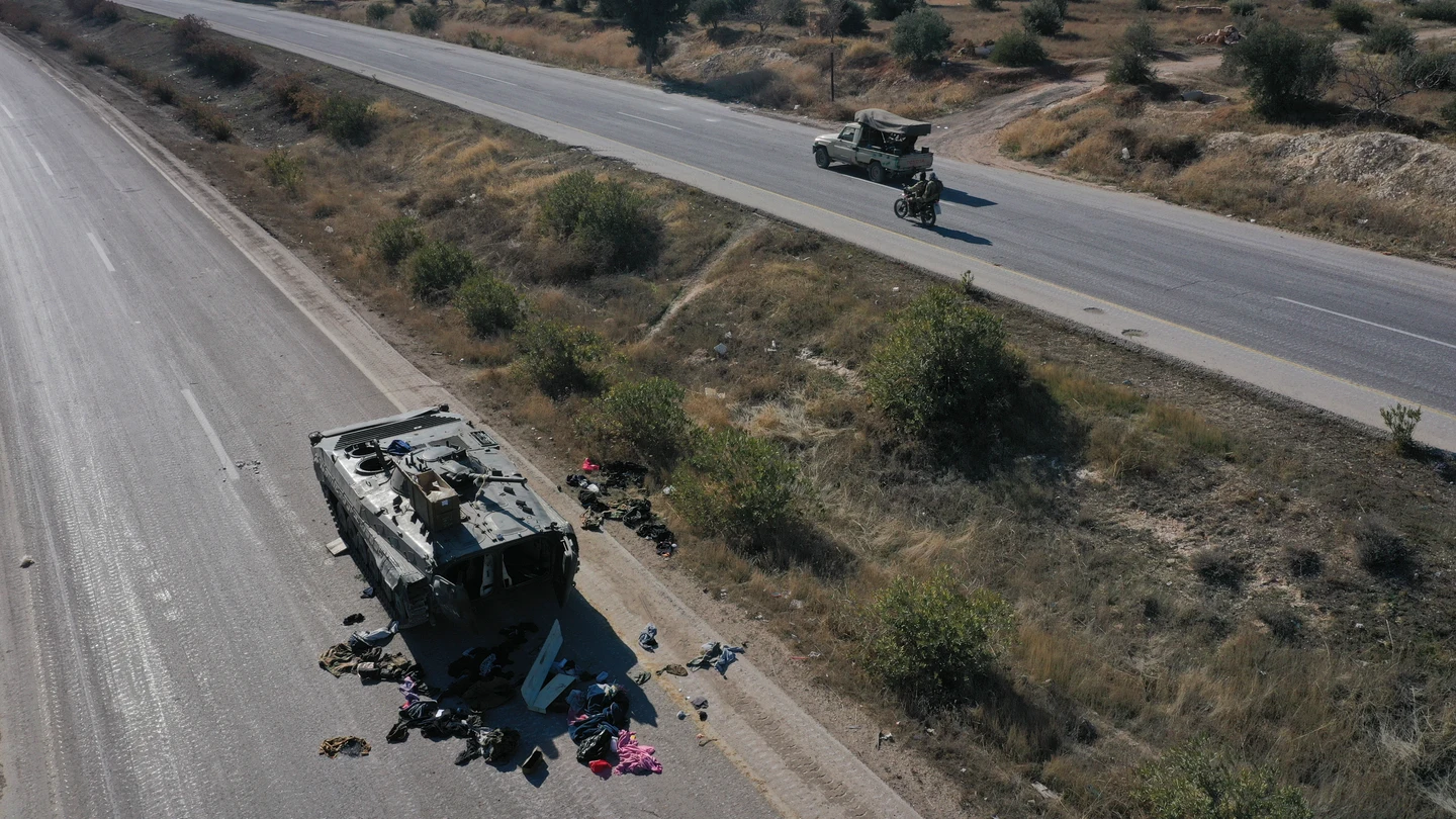Un vehículo del ejército sirio abandonado en una carretera de Khan Sheikhoun, Alepo Un vehículo del ejército sirio abandonado en una carretera de Khan Sheikhoun, Alepo