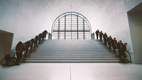 El participante en el ensayo clínico, Wolfgang Jäger, se levanta de su silla de ruedas y sube y baja escalones El participante en el ensayo clínico, Wolfgang Jäger, se levanta de su silla de ruedas y sube y baja escalones