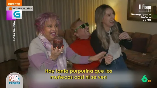 Así ha terminado una manualidad navideña en 'Hora Galega': "Os vinisteis arriba con la purpurina" Una reportera decidió mostrar, con la ayuda de dos señoras, cómo hacer una bola de navidad de Papá Noel pero, sin querer, se les fue la mano con uno de los ingredientes provocando una divertida situación.