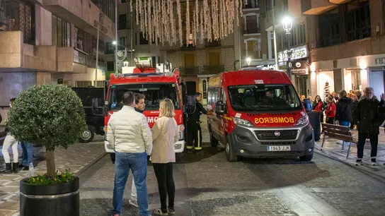 Dos vehículos de Bomberos a las puertas del edificio en el que dos mujeres han fallecido. Dos vehículos de Bomberos a las puertas del edificio en el que dos mujeres han fallecido.