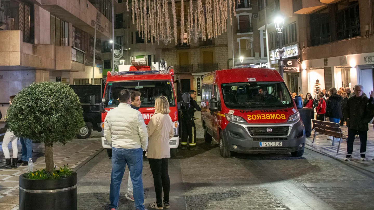 Dos vehículos de Bomberos a las puertas del edificio en el que dos mujeres han fallecido. Dos vehículos de Bomberos a las puertas del edificio en el que dos mujeres han fallecido.