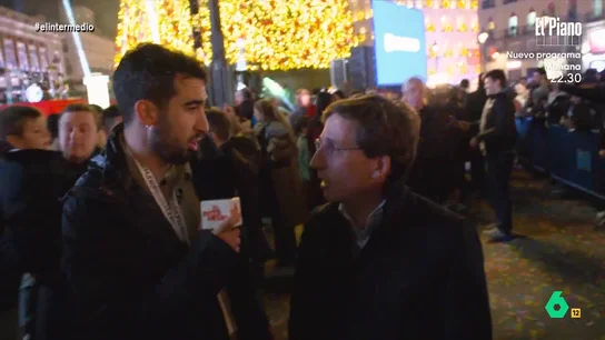 Isma Juárez, a Almeida tras el encendido de las luces de Navidad: "Tremendo árbol ha plantado, estará deseando talarlo" Isma Juárez asiste al encendido de las luces de Navidad en Madrid, donde tiene una divertida conversación con el alcalde José Luis Martínez-Almeida sobre el árbol de la Puerta del Sol, pero también sobre su polémico 'gesto romántico' con su mujer.