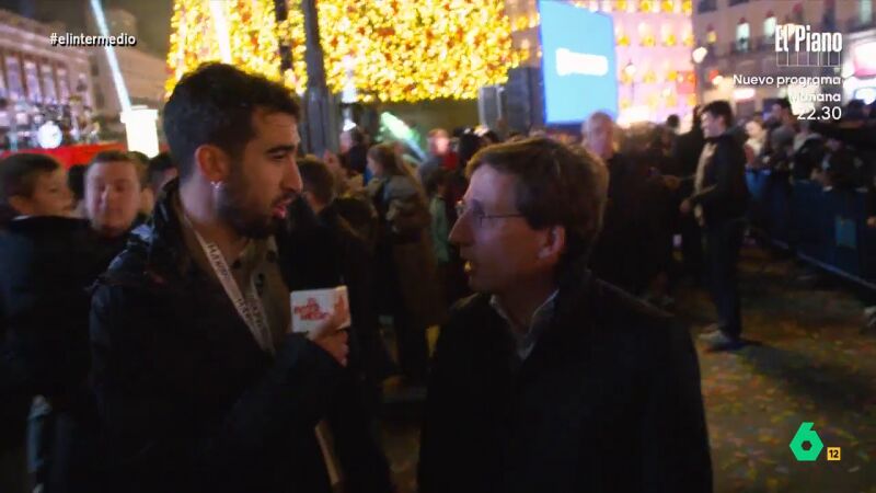 Isma Juárez, a Almeida tras el encendido de las luces de Navidad: "Tremendo árbol ha plantado, estará deseando talarlo"