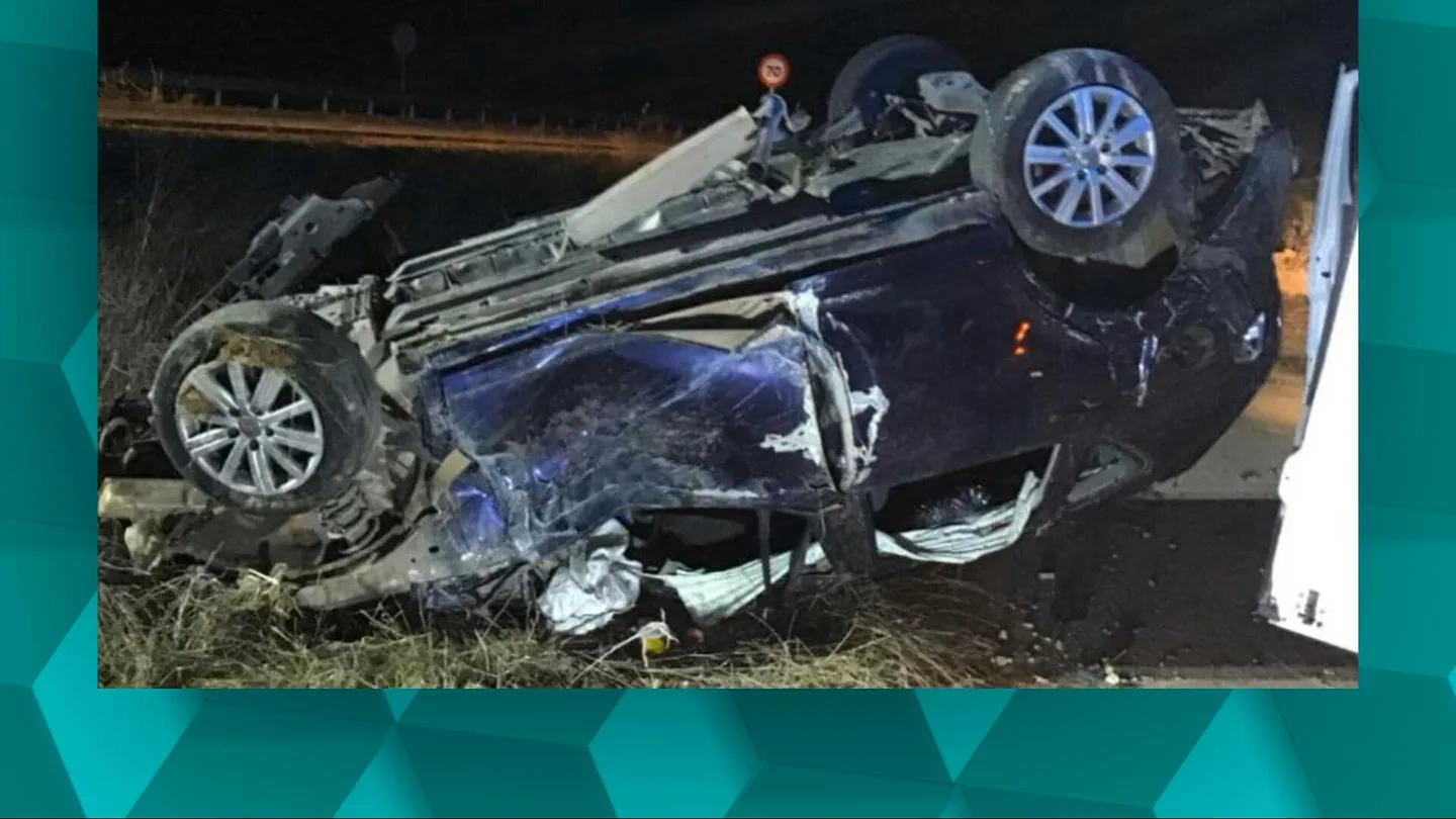 Continúa la búsqueda del hombre que dejó tirados a su mujer y sus hijos tras sufrir un accidente de tráfico Situación en la que quedó el vehículo