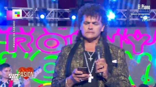 Un cantante protagoniza un surrealista momento en la televisión: se pone a mirar su teléfono mientras actúa El cantante participaba en un programa de la televisión argentina pero decidió que no había problema en coger su teléfono y mirarlo mientras cantaba en pleno directo.