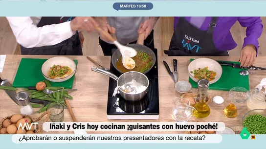 Cristina Pardo e Iñaki López, en la 'escuela de cocina' del chef Maldonado para preparar guisantes con huevo poché Cristina Pardo e Iñaki López continúan con sus 'clases de cocina' junto al chef estrella Michelin Carlos Maldonado y, en este vídeo, preparan uno deliciosos guisantes con huevo poché. La receta paso a paso, en este vídeo.