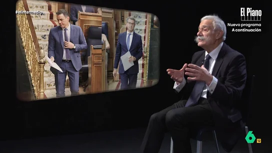 Pedro Mansilla explica a Thais Villas por qué el 'look' de Sánchez es de "dandy" y el de Feijóo "más blando y masticable" Pedro Mansilla, sociólogo y crítico de moda, analiza con Thais Villas los estilismos de los políticos de izquierdas y de derechas, si bien en este vídeo señala que "en el fondo, Pedro Sánchez va vestido exactamente igual que Feijóo".
