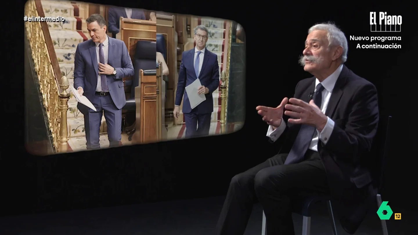 Pedro Mansilla explica a Thais Villas por qué el 'look' de Sánchez es de "dandy" y el de Feijóo "más blando y masticable" Pedro Mansilla, sociólogo y crítico de moda, analiza con Thais Villas los estilismos de los políticos de izquierdas y de derechas, si bien en este vídeo señala que "en el fondo, Pedro Sánchez va vestido exactamente igual que Feijóo".