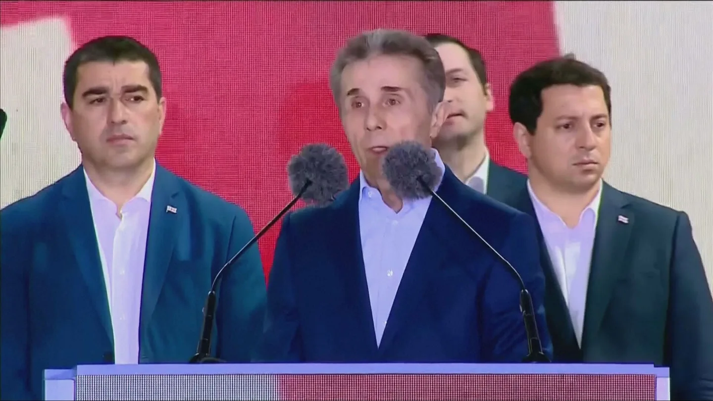 Quién es Bidzina Ivanishvili, el satélite de Putin que estaría detrás del acercamiento de Georgia a Rusia Bidzina Ivanishvili durante un acto electoral