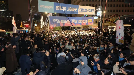 Ciudadanos protestan ante la declaración de la ley marcial de Corea del Sur Ciudadanos protestan ante la declaración de la ley marcial de Corea del Sur