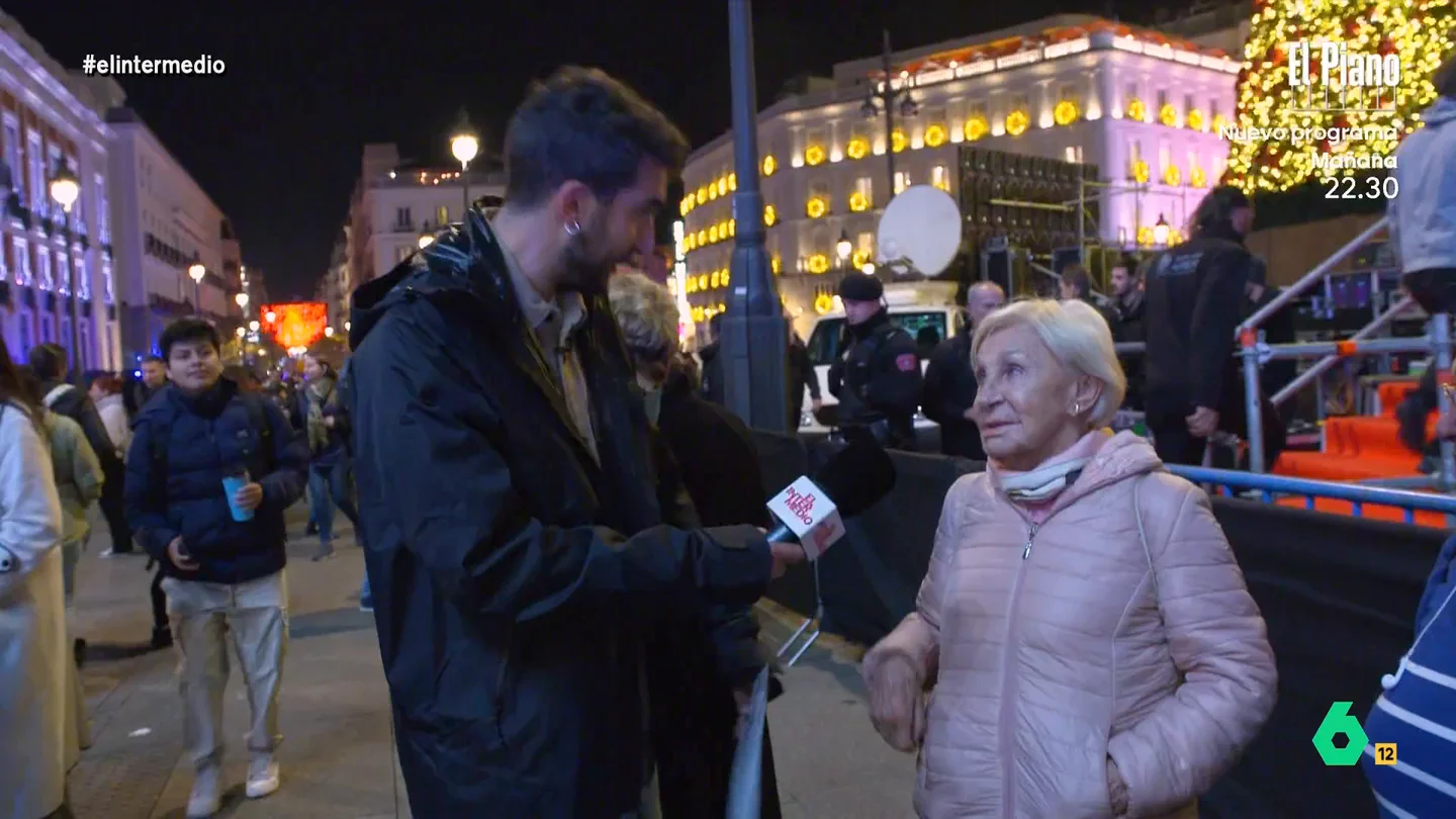Una mujer admite que va a regalar a sus nietos "todo lo que pidan" por Navidad: "A uno le he comprado un coche" Isma Juárez conversa en este vídeo con algunos de los asistentes al encendido de las luces de Navidad en Madrid. Allí conoce a "Victoria la Grande", que asegura que para ella solo pide salud, pero que a sus nietos les va a regalar "todo lo que me pidan".
