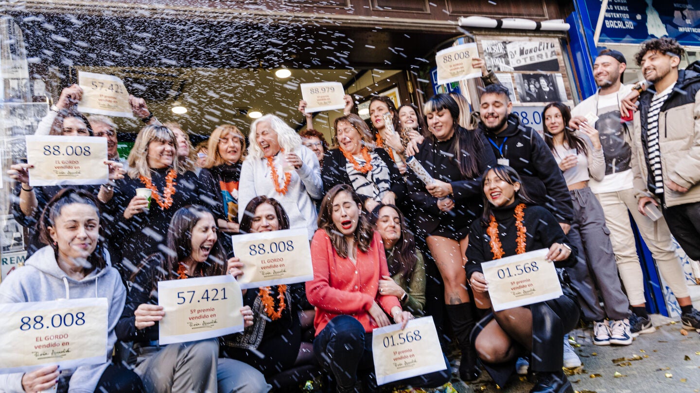 Agraciados con el &lsquo;Primer Premio&rsquo; del Sorteo Extraordinario de Loter&iacute;a de Navidad 2023 correspondiente al n&uacute;mero 88008 celebran su suerte en la administraci&oacute;n Do&ntilde;a Manolita, a 22 de diciembre de 2023, en Madrid (Espa&ntilde;a).