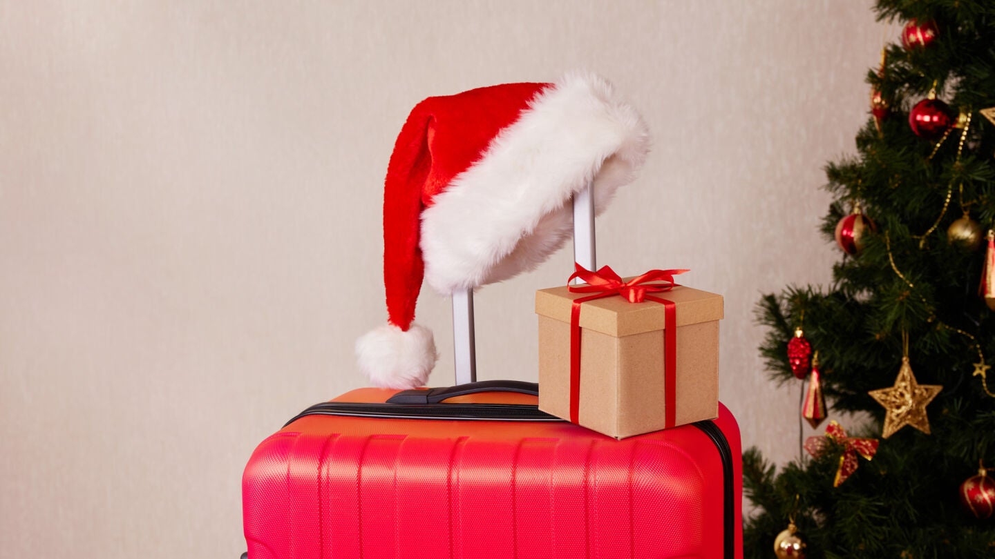 Maleta roja para viajar en Navidad