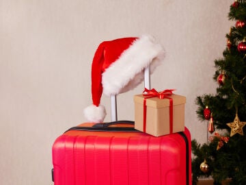 Maleta roja para viajar en Navidad