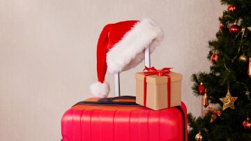 Maleta roja para viajar en Navidad