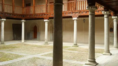 Patio del Real Hospital de la Purísima Concepción de Madrigal de las Altas Torres Patio del Real Hospital de la Purísima Concepción de Madrigal de las Altas Torres