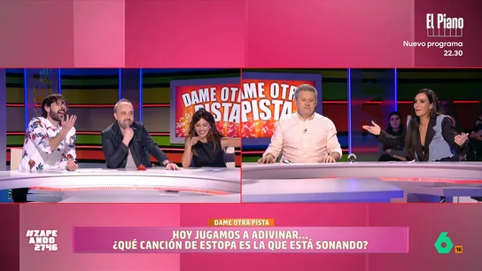 Miki Nadal demuestra su dominio de las canciones de Estopa en 'Dame otra pista': "El experto siempre pierde" Para celebrar los 25 años en la música de el grupo de Cornellà, Zapeando propone un concurso a los zapeadores para que muestren si conocen las canciones de Estopa.