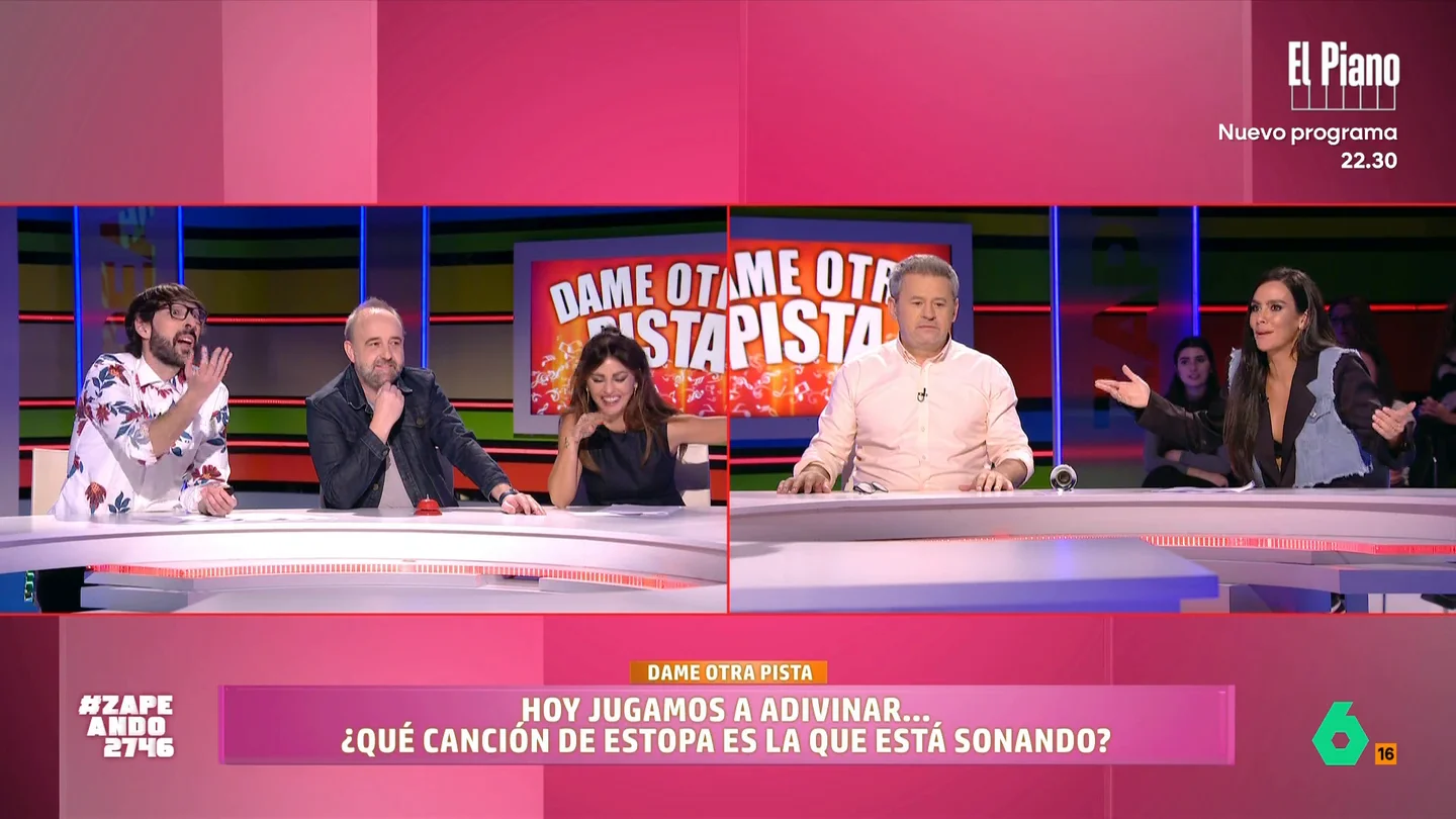 Miki Nadal demuestra su dominio de las canciones de Estopa en 'Dame otra pista': "El experto siempre pierde" Para celebrar los 25 años en la música de el grupo de Cornellà, Zapeando propone un concurso a los zapeadores para que muestren si conocen las canciones de Estopa.
