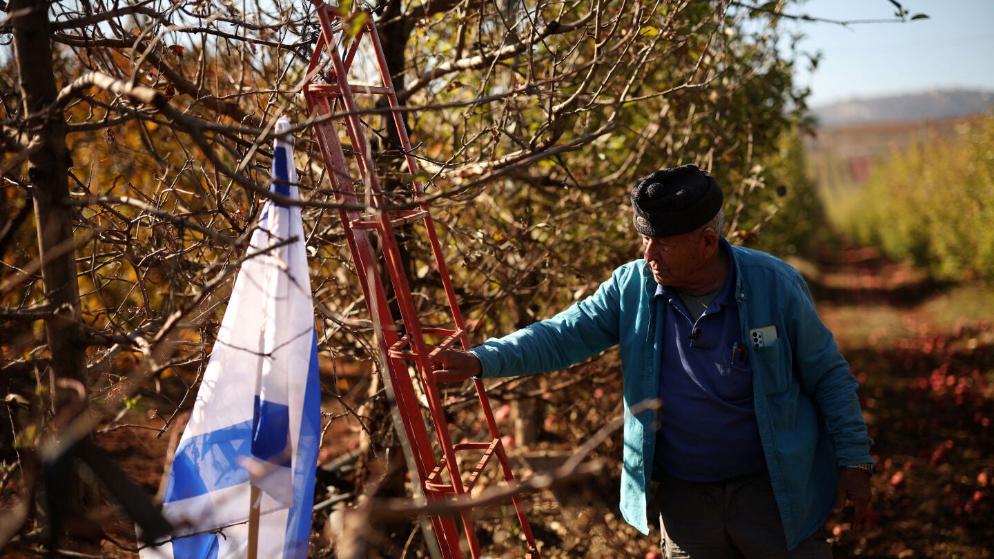Moshe Weinstein, agricultor israelí de 76 años, en el lugar donde fue asesinado por la metralla de un cohete lanzado desde el Líbano.