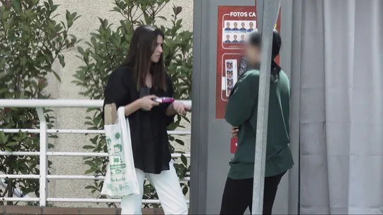 Una periodista de laSexta destapa a una vendedora de ventanilo a plena luz del día Una periodista de laSexta destapa a una vendedora de ventanilo a plena luz del día