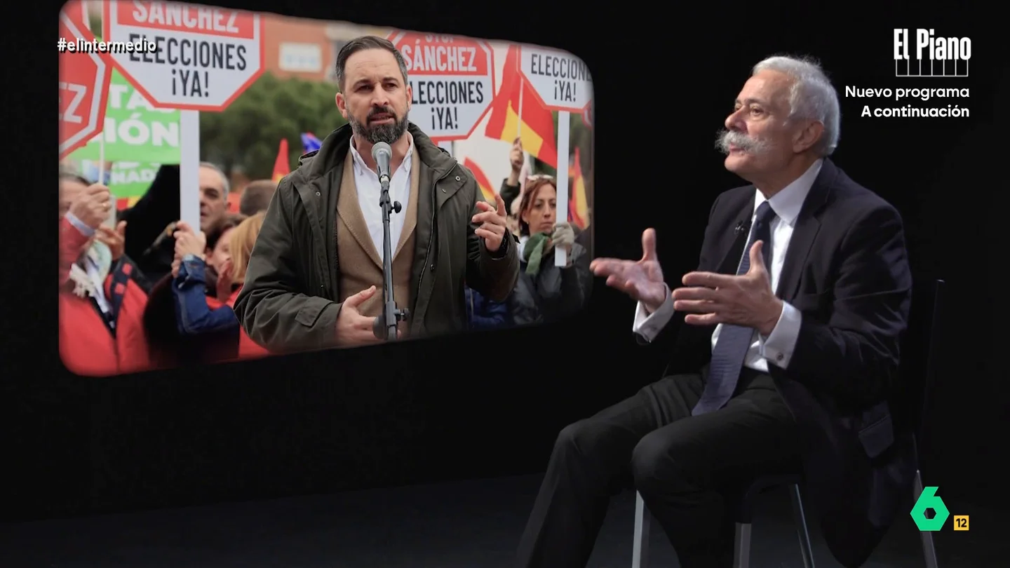 El crítico de moda Pedro Mansilla analiza el estilismo de Santiago Abascal: "Su ídolo puede ser Bertín Osborne" "Abascal va vestido de rico terrateniente cuando viene a Madrid", comenta el sociólogo y periodista Pedro Mansilla, que en esta entrevista con Thais Villas también analiza los 'looks' de Yolanda Díaz, Margarita Robles, Aznar o Rufián, entre otros.