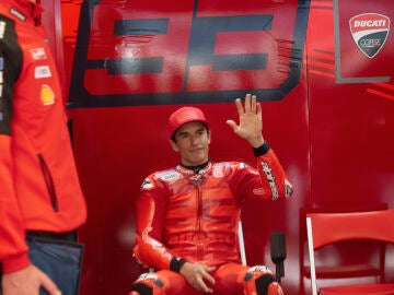 Marc M&aacute;rquez en el box de Ducati