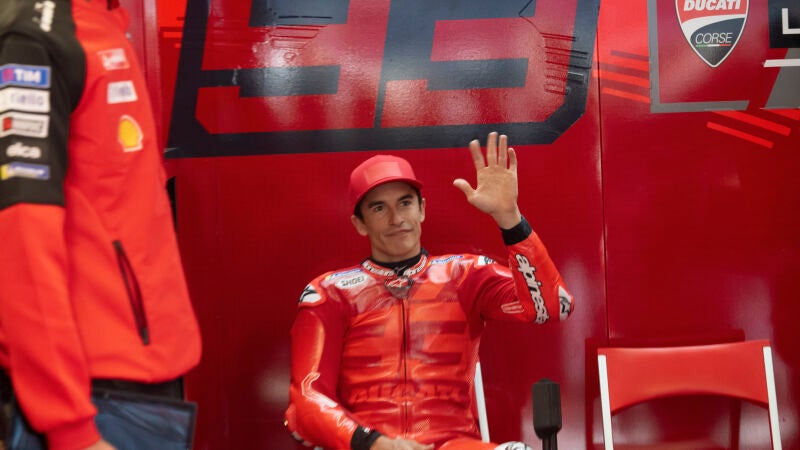 Marc Márquez en el box de Ducati