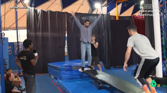 Isma Juárez se anima a probar la báscula en la Escuela de Circo Carampa: "Es la clase de 'balconing' inverso" El reportero visita una escuela de circo para conocerla más en profundidad. Como le explica su jefa de estudios, además de asignaturas prácticas en las que se aprenden diferentes disciplinas circenses, también estudian desde historia del circo a nutrición.