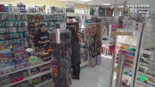 El dueño de un bazar ve imposible competir con Temu: "Nosotros vendemos cables a 4,95 euros. En Temu está un euro" Equipo de Investigación se adentra en un bazar, donde su dueño detalla la dificultad que entraña competir con Temu: "Vende incluso más barato de lo que nosotros compramos al proveedor", afirma en este vídeo.