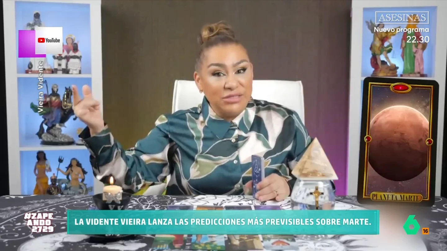 Una vidente echa las cartas al planeta Marte: "Esto me suena más a 'sujétame el cubata' de manual" Vieira, que así se llama esta tarotista, ha decidido comprobar, a través de sus cartas, si lo que cuentan los científicos sobre el planeta rojo es real. ¿A qué misterios habrán dado respuesta sus cartas?