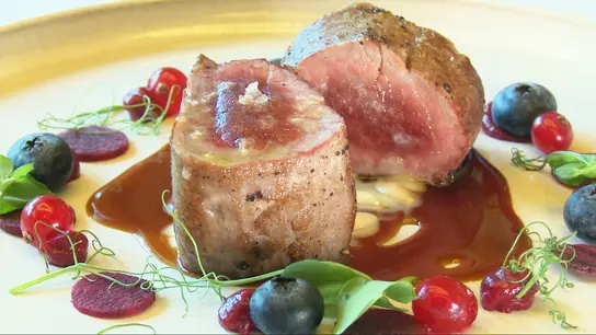 Presentación de la receta de solomillo de cerdo, en el restaurante A'Barra. Presentación de la receta de solomillo de cerdo, en el restaurante A'Barra.