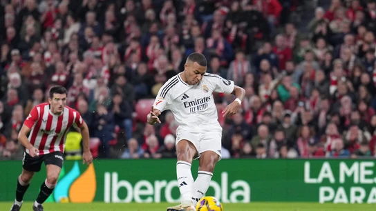 Mbappé falla el penalti en San Mamés Mbappé falla el penalti en San Mamés