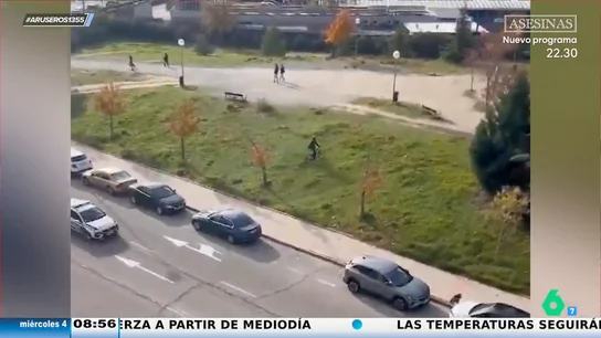 Esta es la surrealista persecución de un coche patrulla de la Policía a un ciclista que se ha viralizado en redes Esta es la surrealista persecución de un coche patrulla de la Policía a un ciclista que se ha viralizado en redes