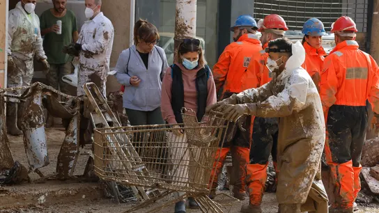 Voluntarios limpian de lodo una calle de Catarroja  Voluntarios limpian de lodo una calle de Catarroja
