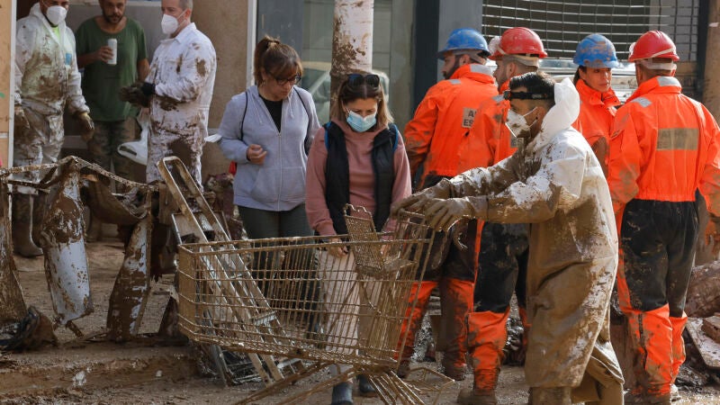 Voluntarios limpian de lodo una calle de Catarroja 