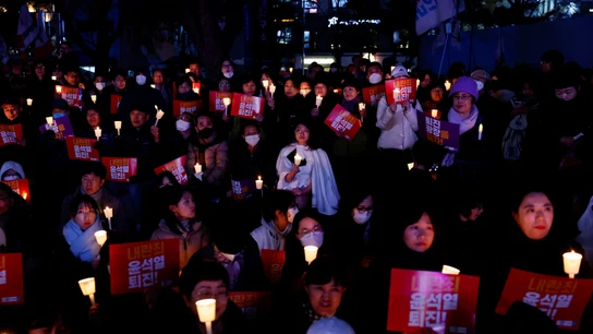 Vigilia para pedir la dimisión del presidente surcoreano Yoon Suk Yeol en Seúl. Vigilia para pedir la dimisión del presidente surcoreano Yoon Suk Yeol en Seúl.