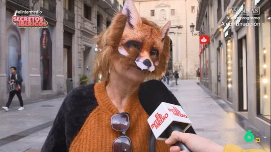 Una mujer, sobre su cuñado en la cena de Navidad: "Lo dejamos en la esquina para recortarlo de la foto cuando se separen" El Intermedio sale a la calle para ofrecer a los españoles la oportunidad de decir lo que realmente piensan sobre las cenas de Navidad y de ese familiar que les da pereza. Sus divertidas respuestas, en este vídeo.