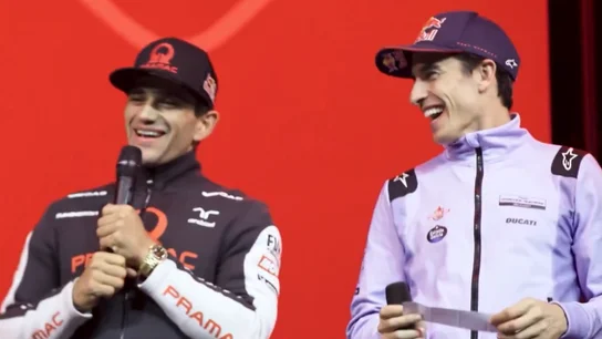 El vacile de Marc Márquez a Jorge Martín en la fiesta de Ducati El vacile de Marc Márquez a Jorge Martín en la fiesta de Ducati