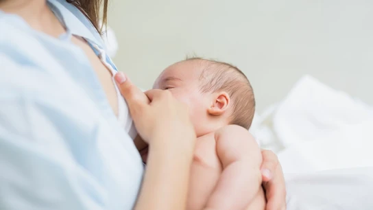 Una madre amamantando a su bebé. Una madre amamantando a su bebé.
