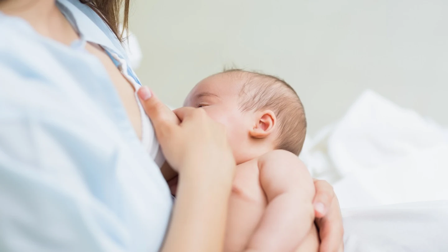 Una madre amamantando a su bebé. Una madre amamantando a su bebé.