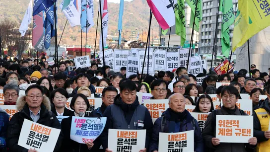 Miles de personas exigen en Seul la dimisión del presidente Yoon tras el autogolpe Miles de personas exigen en Seul la dimisión del presidente Yoon tras el autogolpe