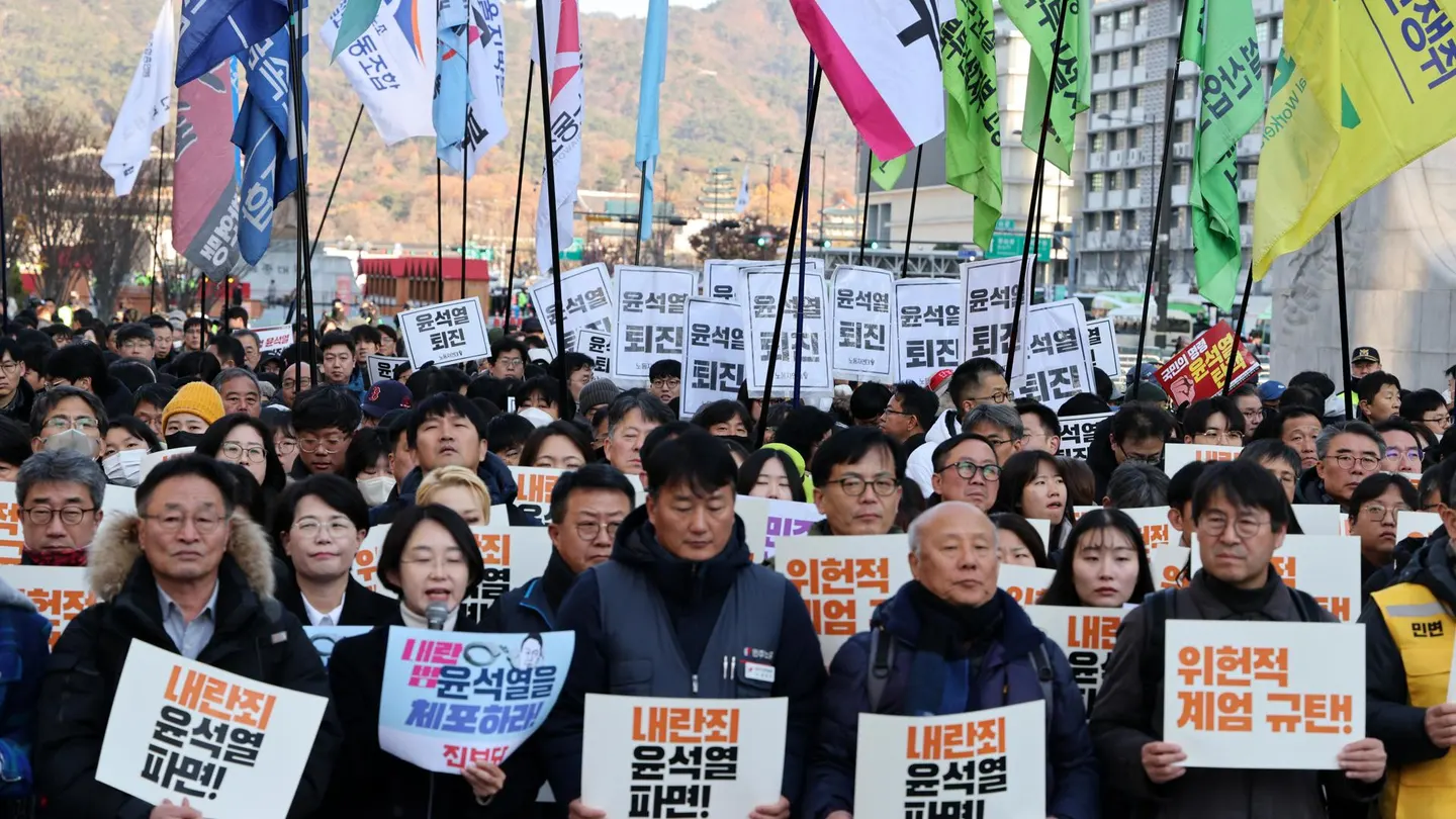 Miles de personas exigen en Seul la dimisión del presidente Yoon tras el autogolpe Miles de personas exigen en Seul la dimisión del presidente Yoon tras el autogolpe