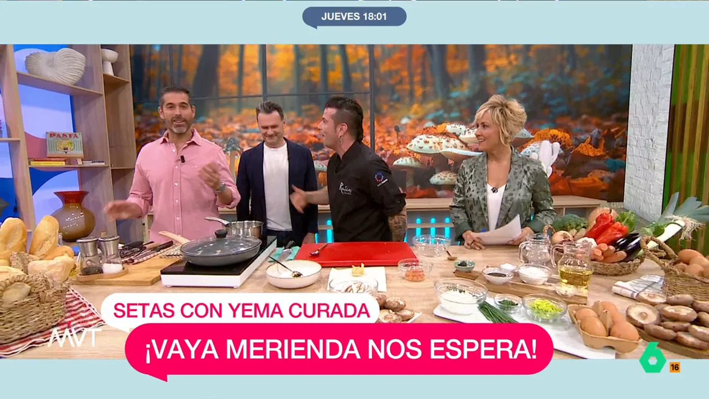 Pablo Ojeda, a Iñaki López: "Me gustaría hacer una sección a las 00:00 para darle a este señor un chatín de vino alguna vez" Pablo Ojeda y Carlos Maldonado adelantan en este vídeo la receta que van a cocinar hoy, donde además de setas y yema de huevo en tempura encontramos el "vino de hielo", una noticia que supone un "tobogán de sensaciones" para Iñaki López.