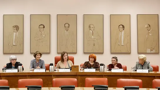 Exdiputadas y exsenadoras durante el homenaje en el Congreso Francina Armengo, presidenta del Congreso, junto a las homenajeadas